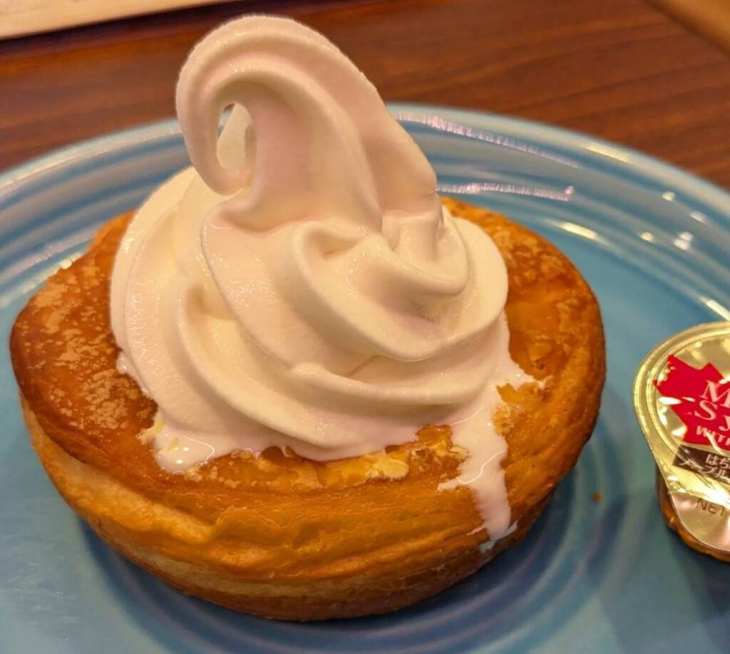 ジョナサンの焼きたてデニッシュソフトクリーム添え