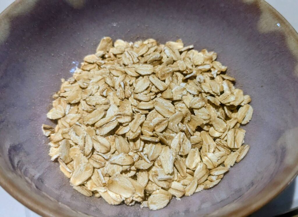 30グラムのオートミール（調理前）