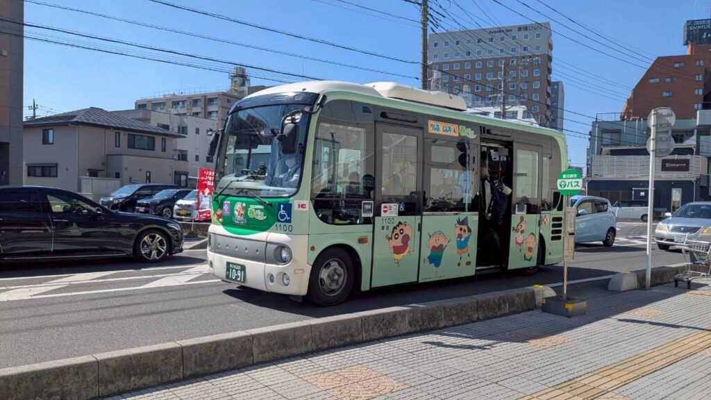 春バス（クレヨンしんちゃんラッピング）