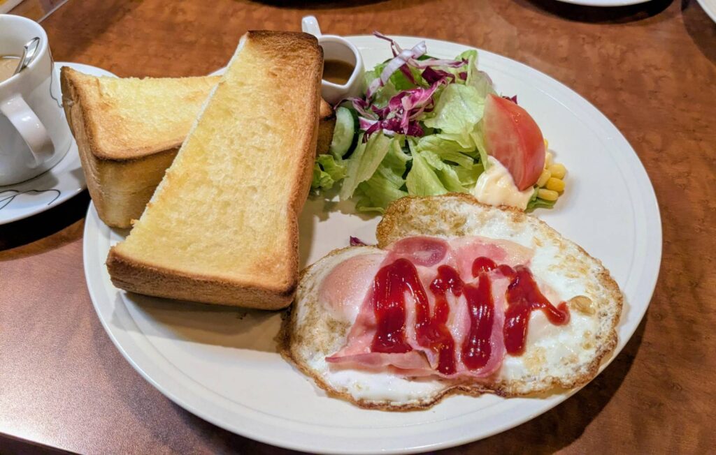 トーストとベーコンエッグ