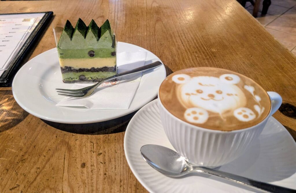 抹茶ケーキとカフェラテ