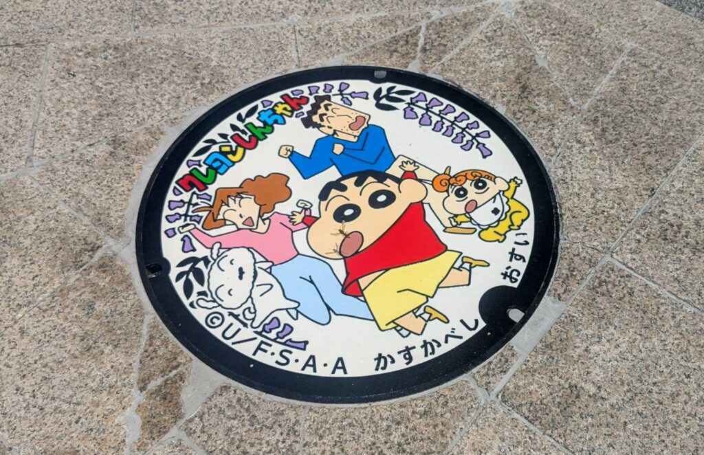 クレヨンしんちゃんデザインマンホール