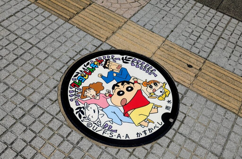 クレヨンしんちゃんデザインマンホール
