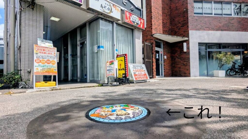 春日部駅西口側のデザインマンホール